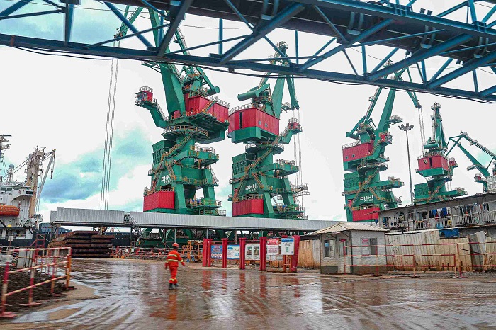 Lokasi tailing HNC dekat saluran air, pengawasan difokuskan pada potensi risiko limpasan bahan berbahaya. (Dok. kemenlh.go.id)