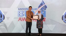 1. Fitri Erika menerima penghargaan atas nama PHE di ajang Investortrust BUMN Awards 2025 sebagai bukti keunggulan eksplorasi dan produksi. (Dok. PHE)