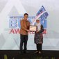 1. Fitri Erika menerima penghargaan atas nama PHE di ajang Investortrust BUMN Awards 2025 sebagai bukti keunggulan eksplorasi dan produksi. (Dok. PHE)