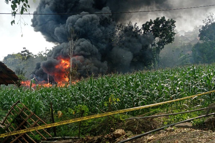  Api berkobar dari sumur minyak rakyat di Blora, meninggalkan duka mendalam bagi keluarga korban. (Dok. Tangkapan layar video)
