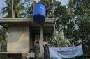 AdaKami Peduli menyalurkan bantuan berupa air bersih (foto kiri) dan pembangunan fasilitas sanitasi darurat (foto kanan) di Dusun Banjarsari, Lampung Selatan. Inisiatif ini didasarkan pada hasil pemetaan kebutuhan masyarakat setempat terhadap akses air bersih dan sanitasi yang layak untuk memenuhi kebutuhan dasar sehari-hari.