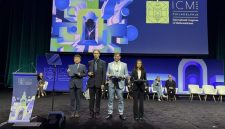 Wang Hong (rightmost) and Deng Yu (leftmost) receiving the Fields Medals.